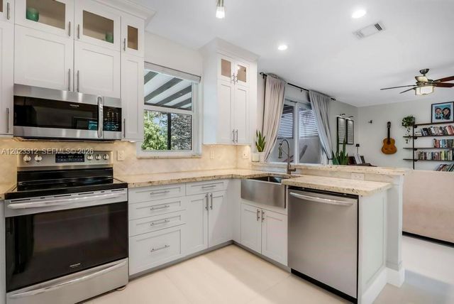 690 NW 159th Ln, Pembroke Pines, FL 33028