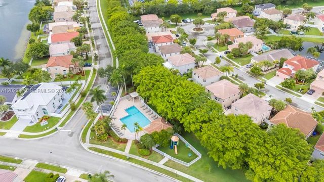 690 NW 159th Ln, Pembroke Pines, FL 33028