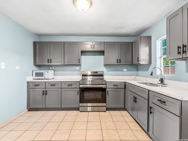 706 4th. St., Floresville, TX 78114