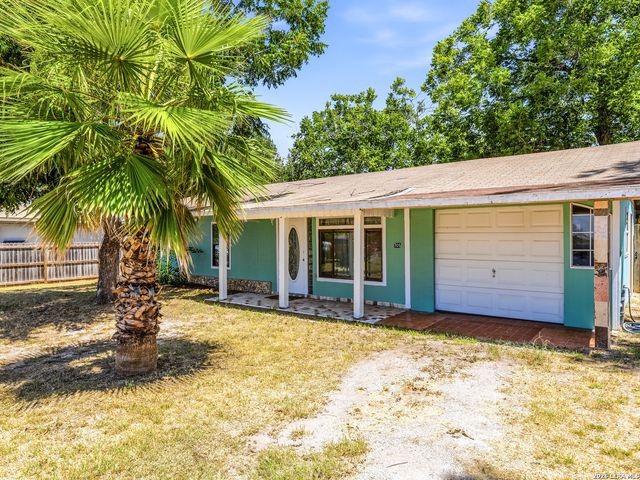 706 4th. St., Floresville, TX 78114