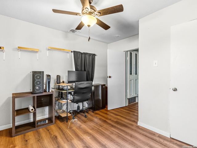 706 4th. St., Floresville, TX 78114