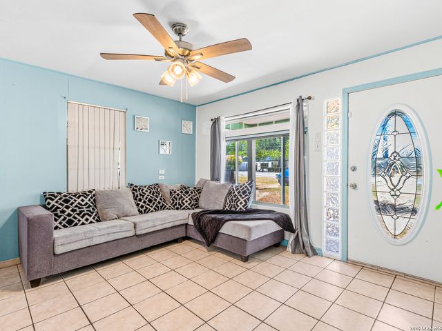706 4th. St., Floresville, TX 78114