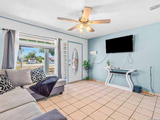 706 4th. St., Floresville, TX 78114
