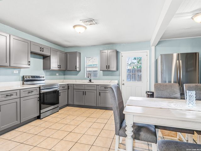 706 4th. St., Floresville, TX 78114