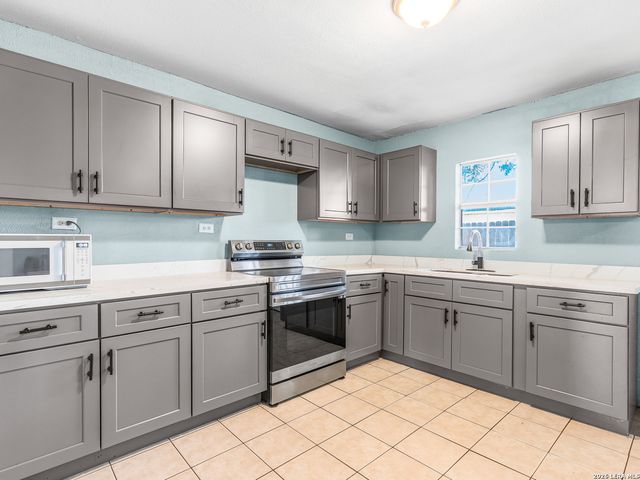 706 4th. St., Floresville, TX 78114