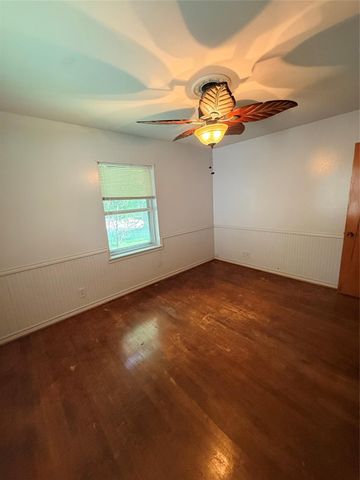 305 Wisteria Street, Lake Jackson, TX 77566