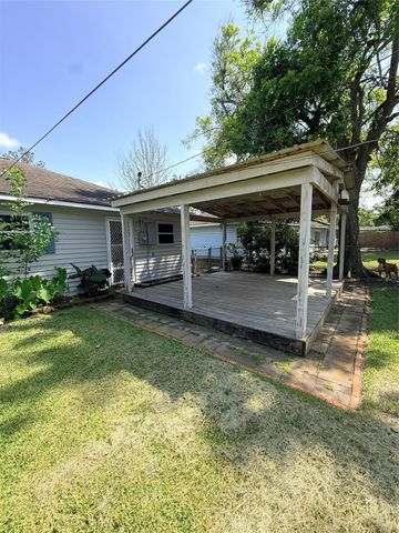 305 Wisteria Street, Lake Jackson, TX 77566