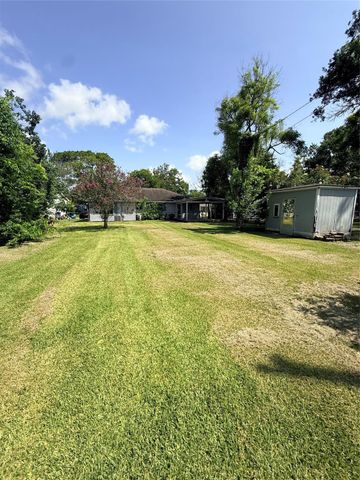 305 Wisteria Street, Lake Jackson, TX 77566