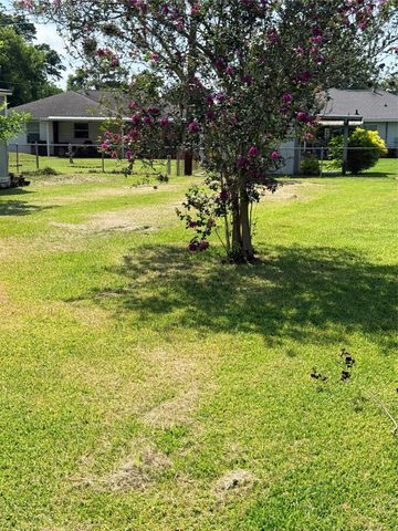 305 Wisteria Street, Lake Jackson, TX 77566