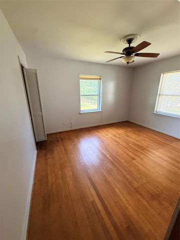 305 Wisteria Street, Lake Jackson, TX 77566