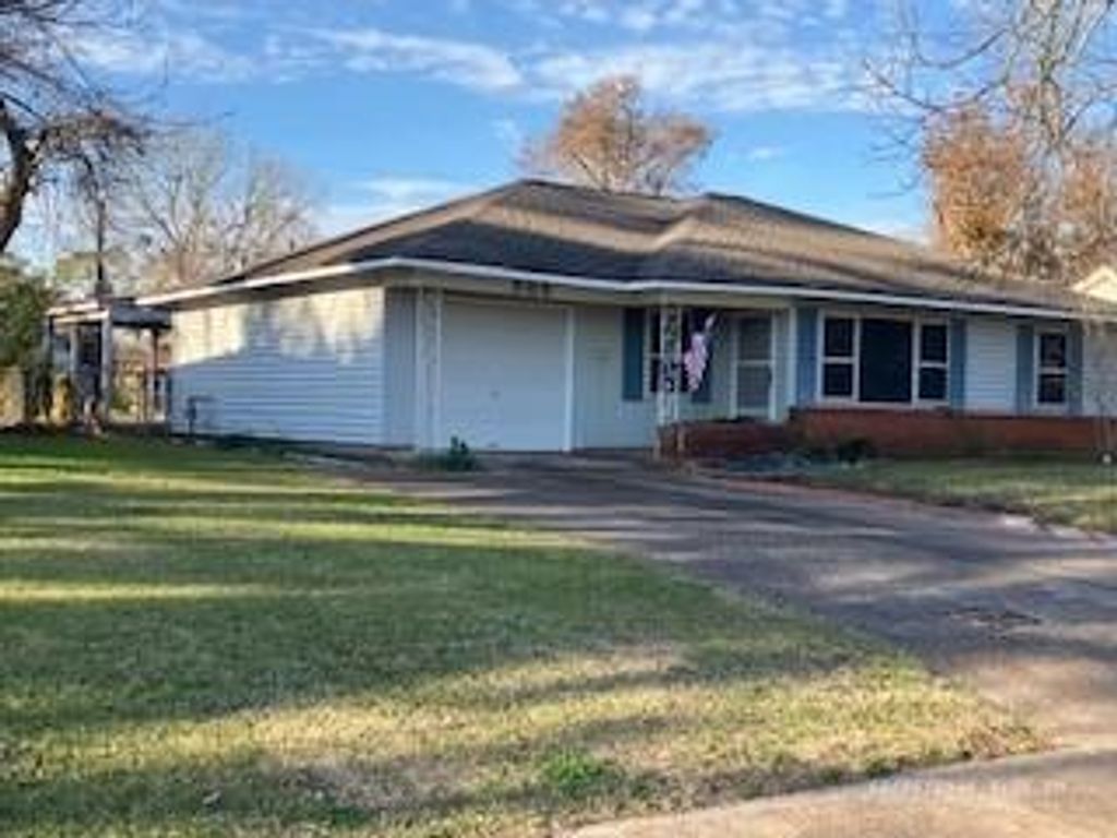 305 Wisteria Street, Lake Jackson, TX 77566