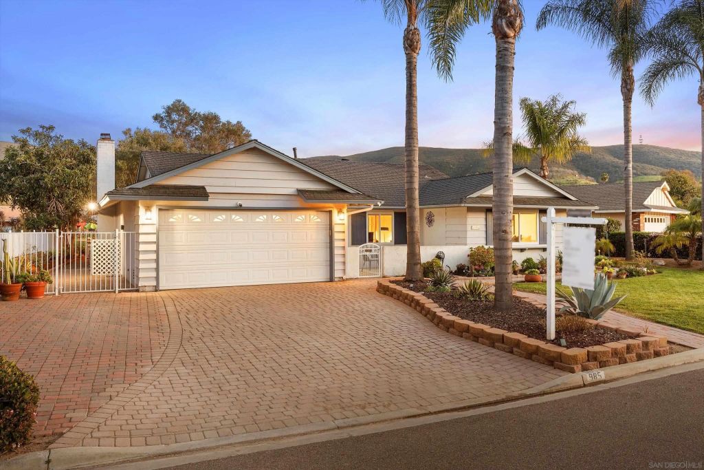 985 San Pablo Dr, San Marcos, CA 92078