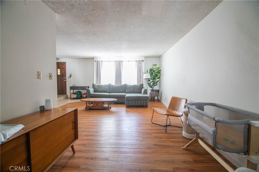 Image 10 of property listing at 639 E Olive 5, Burbank, CA 91501