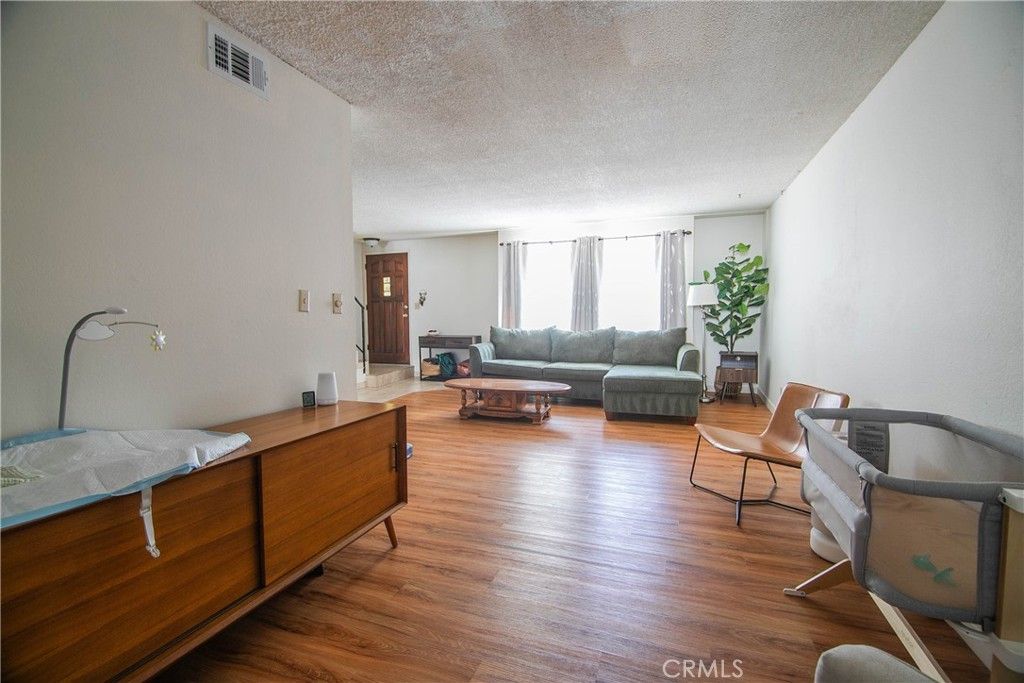 Image 11 of property listing at 639 E Olive 5, Burbank, CA 91501