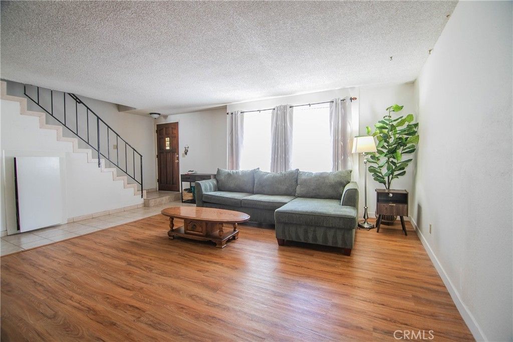Image 12 of property listing at 639 E Olive 5, Burbank, CA 91501