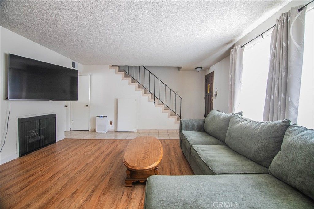 Image 13 of property listing at 639 E Olive 5, Burbank, CA 91501