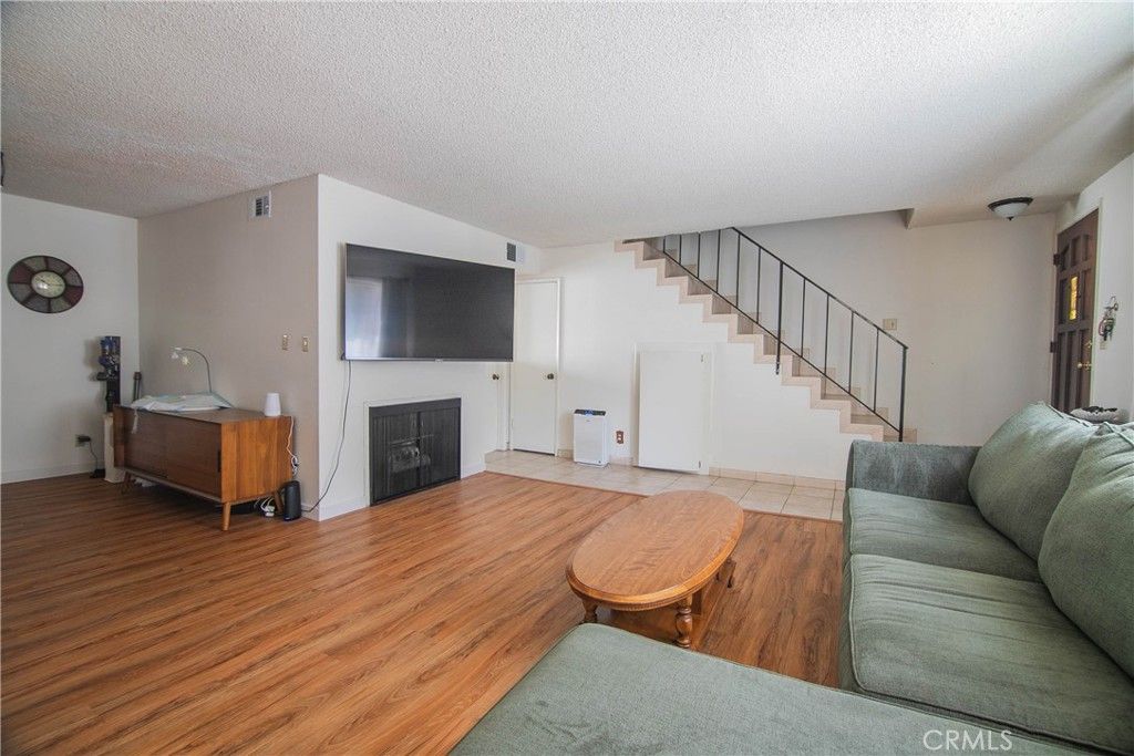Image 14 of property listing at 639 E Olive 5, Burbank, CA 91501