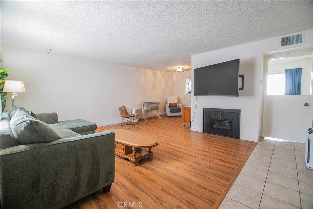 Image 15 of property listing at 639 E Olive 5, Burbank, CA 91501