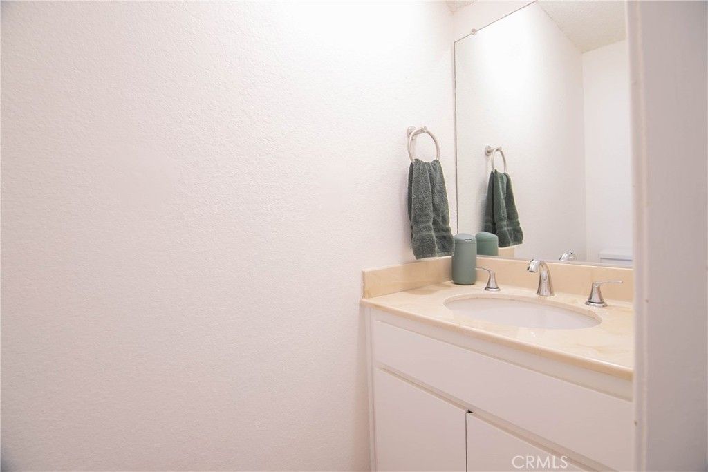 Image 16 of property listing at 639 E Olive 5, Burbank, CA 91501