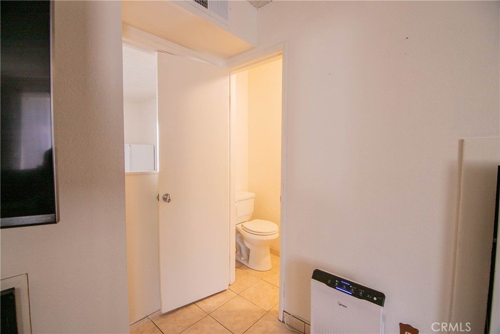 Image 17 of property listing at 639 E Olive 5, Burbank, CA 91501