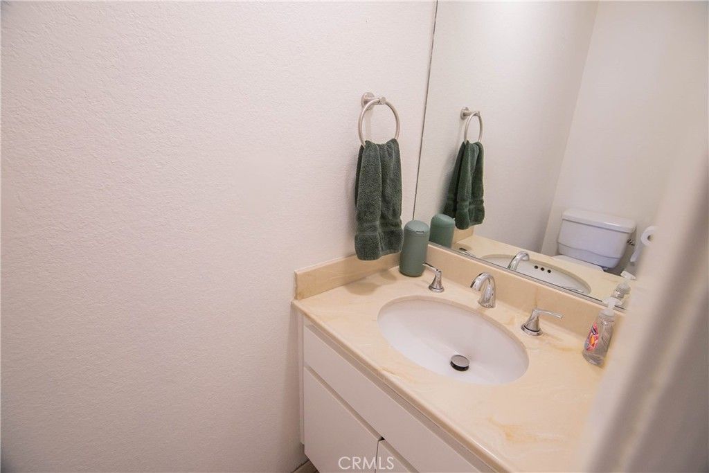Image 18 of property listing at 639 E Olive 5, Burbank, CA 91501