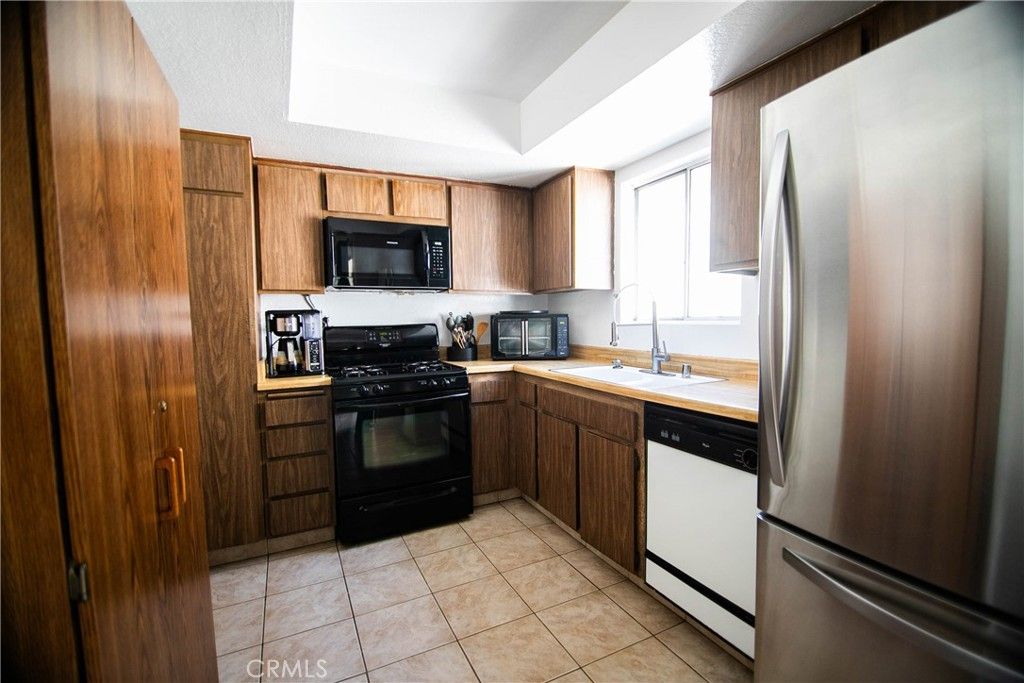 Image 2 of property listing at 639 E Olive 5, Burbank, CA 91501