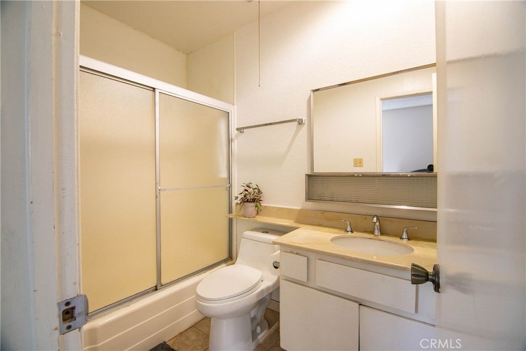 Image 22 of property listing at 639 E Olive 5, Burbank, CA 91501