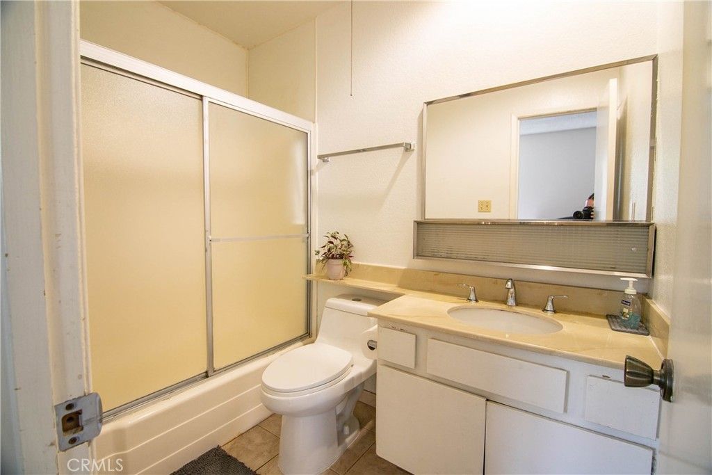 Image 23 of property listing at 639 E Olive 5, Burbank, CA 91501