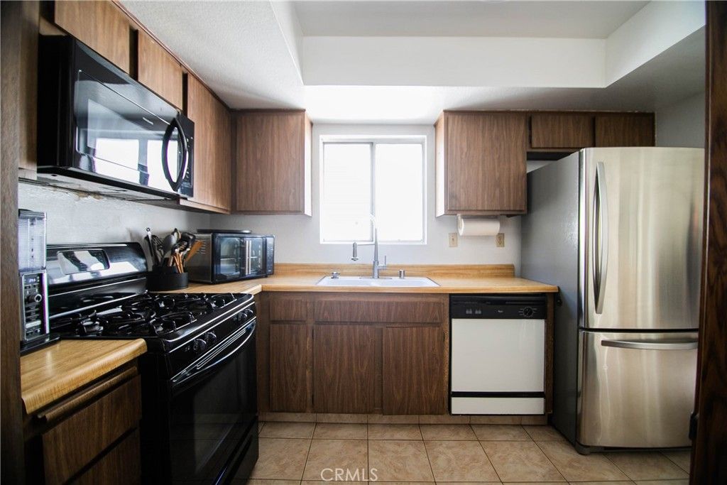 Image 3 of property listing at 639 E Olive 5, Burbank, CA 91501