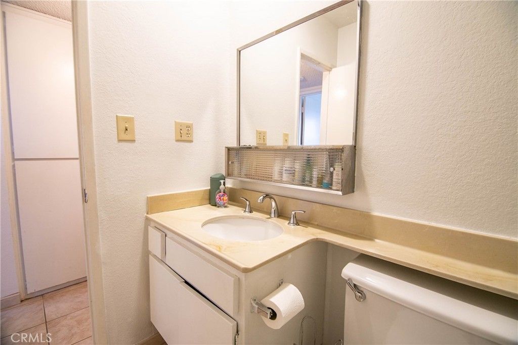 Image 31 of property listing at 639 E Olive 5, Burbank, CA 91501