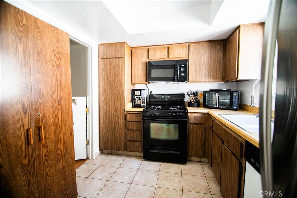 Image 4 of property listing at 639 E Olive 5, Burbank, CA 91501