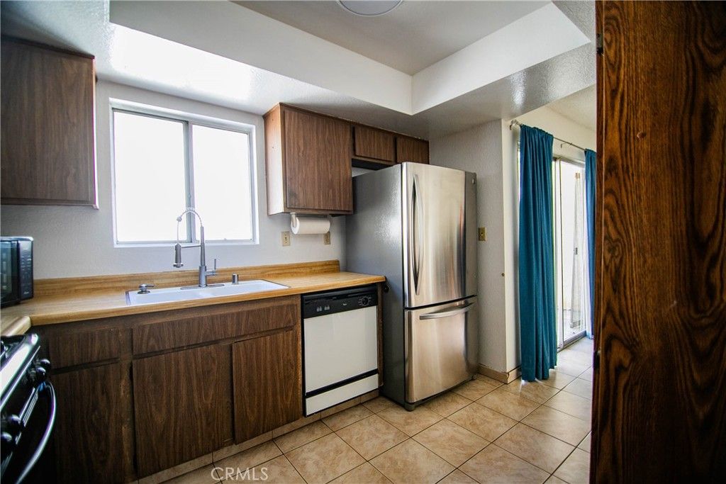 Image 5 of property listing at 639 E Olive 5, Burbank, CA 91501
