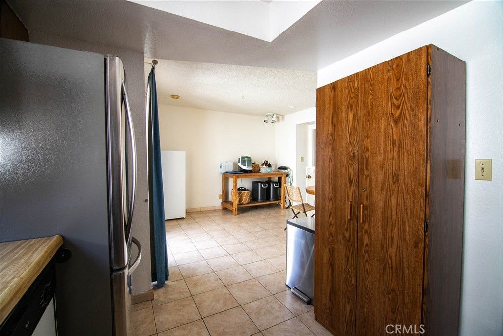 Image 6 of property listing at 639 E Olive 5, Burbank, CA 91501