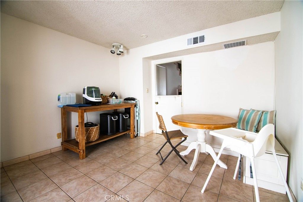 Image 7 of property listing at 639 E Olive 5, Burbank, CA 91501