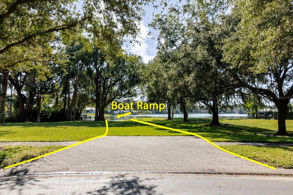 Image 4 of property listing at 13510 WESTSHIRE DRIVE, Tampa, FL 33618