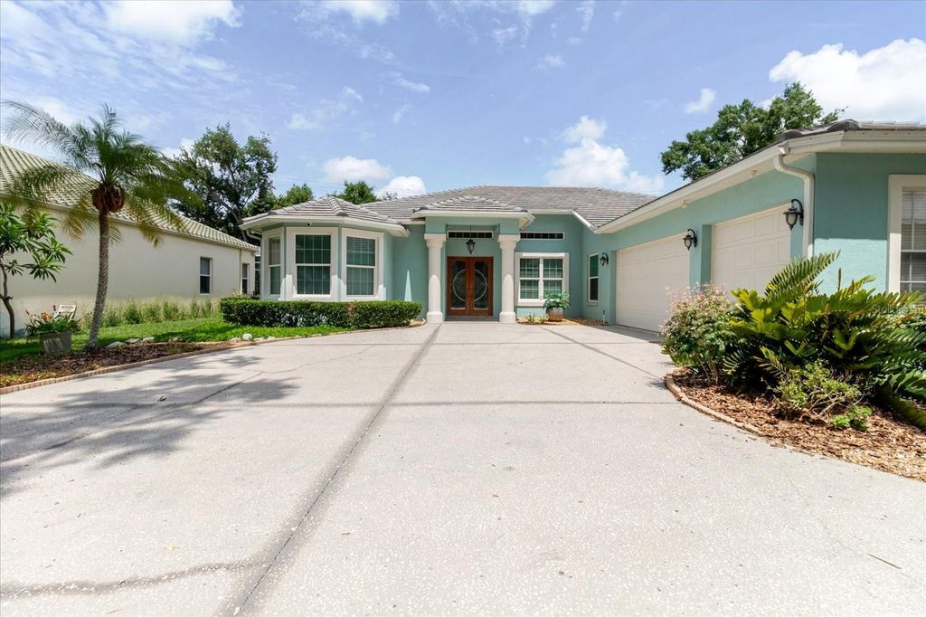 Image 6 of property listing at 13510 WESTSHIRE DRIVE, Tampa, FL 33618