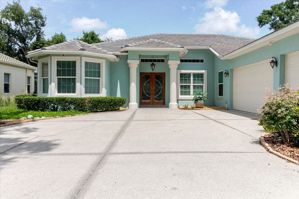 Image 8 of property listing at 13510 WESTSHIRE DRIVE, Tampa, FL 33618
