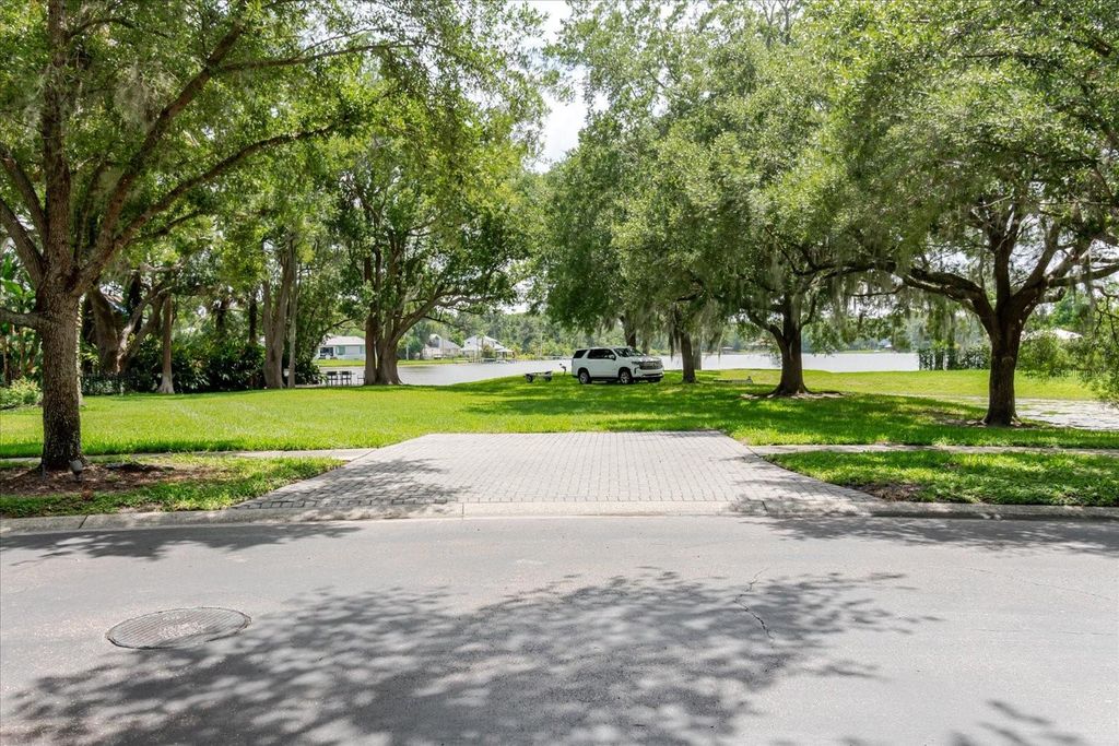Image 97 of property listing at 13510 WESTSHIRE DRIVE, Tampa, FL 33618