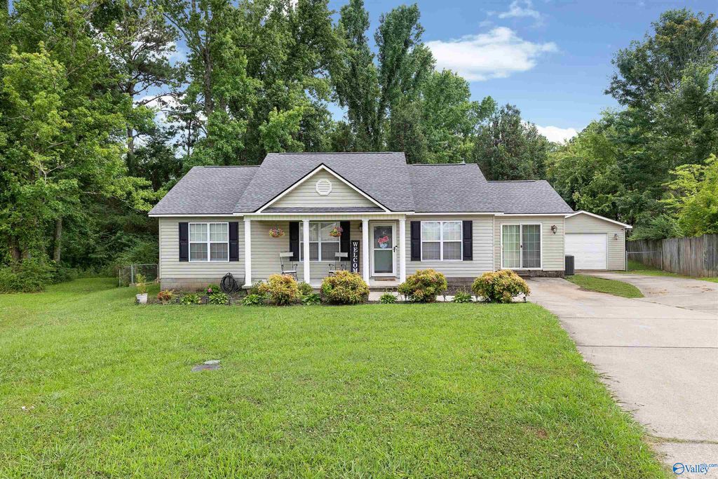4 Robin Court, Hartselle, AL 35640