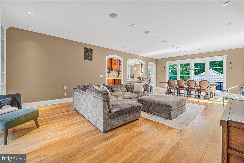 Image 20 of property listing at 6614 81ST ST, Cabin John, MD 20818