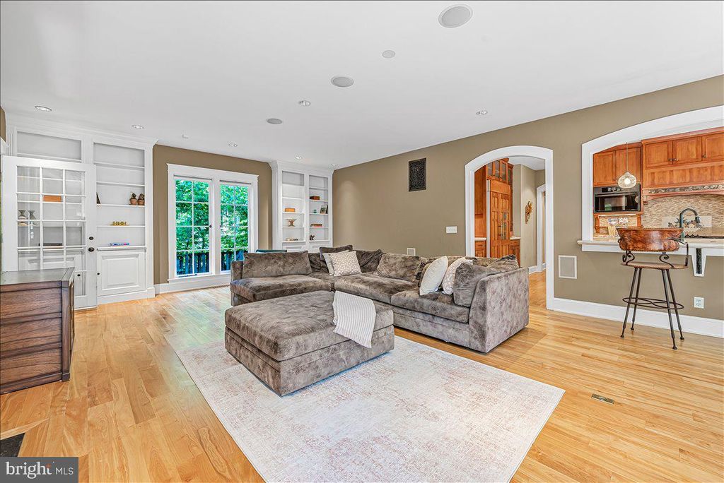 Image 22 of property listing at 6614 81ST ST, Cabin John, MD 20818