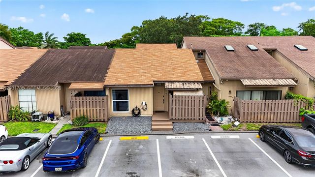 8046 SW 21st Ct, Davie, FL 33324