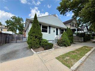 25 Thurston Avenue, Newport, RI 02840