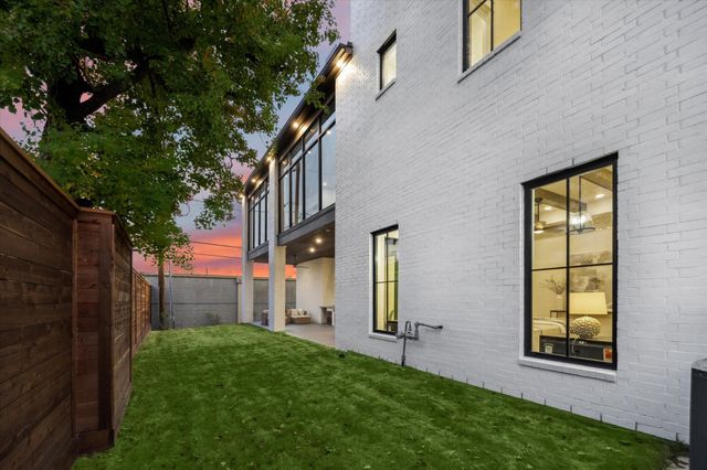 431 W 30th Street, Houston, TX 77018