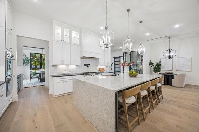 431 W 30th Street, Houston, TX 77018