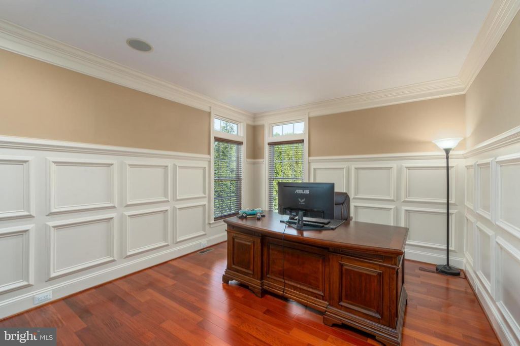 Image 10 of property listing at 3927 BRIAR KNOLL CIR, Phoenix, MD 21131