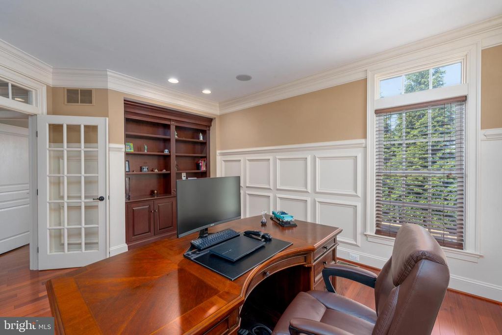 Image 11 of property listing at 3927 BRIAR KNOLL CIR, Phoenix, MD 21131