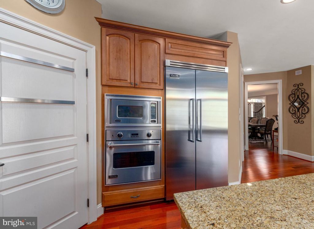 Image 16 of property listing at 3927 BRIAR KNOLL CIR, Phoenix, MD 21131