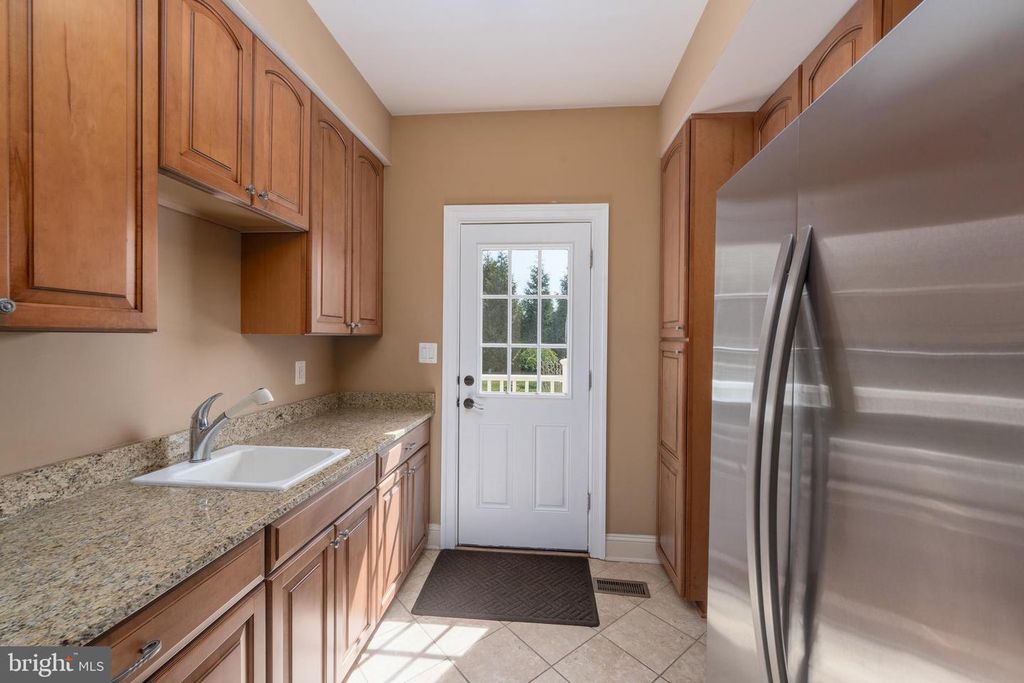 Image 24 of property listing at 3927 BRIAR KNOLL CIR, Phoenix, MD 21131