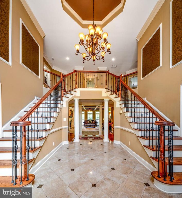 Image 3 of property listing at 3927 BRIAR KNOLL CIR, Phoenix, MD 21131